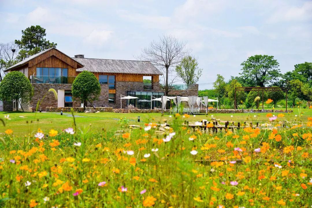 桃花驿小镇度假区内,还建有4栋独具韵味的田园牧歌式的大庄园,每个