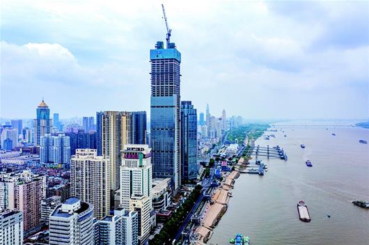 公司承建的全国离长江边最近的超高层建筑——武汉长江航运中心封顶