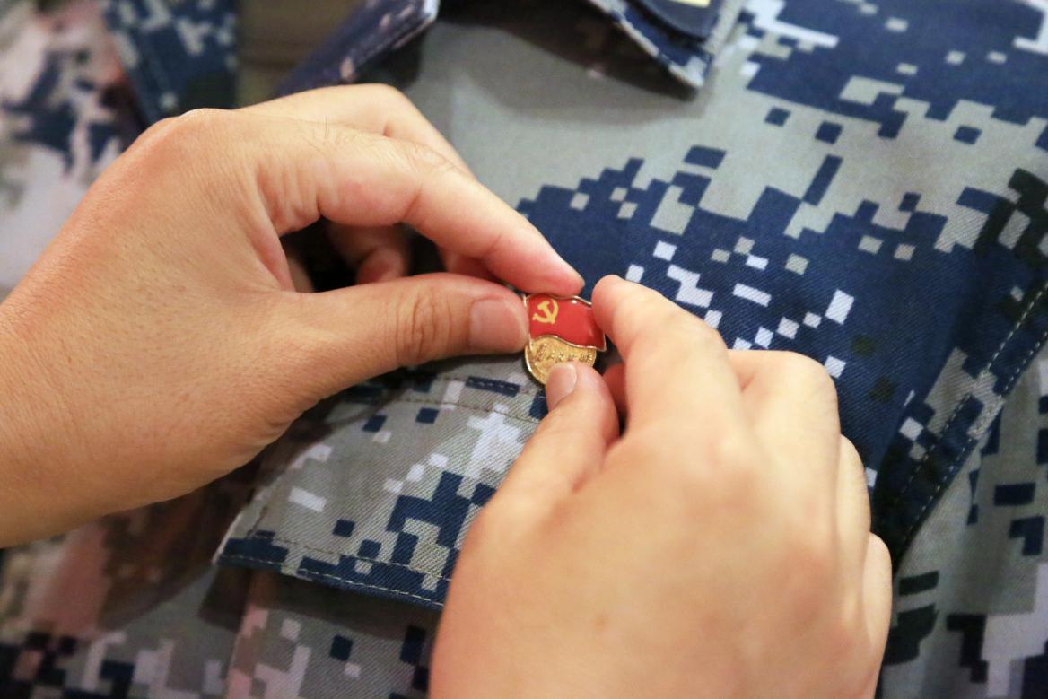 不忘初心牢记使命充满英雄精神的主题党日