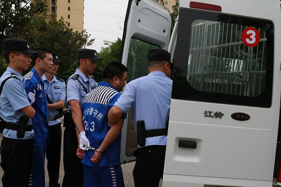 武穴法院对一14人恶势力团伙一案公开宣判