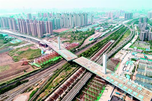 世界跨度最大最宽转体桥成功转体武汉杨泗港快速通道主线拉通下月通车
