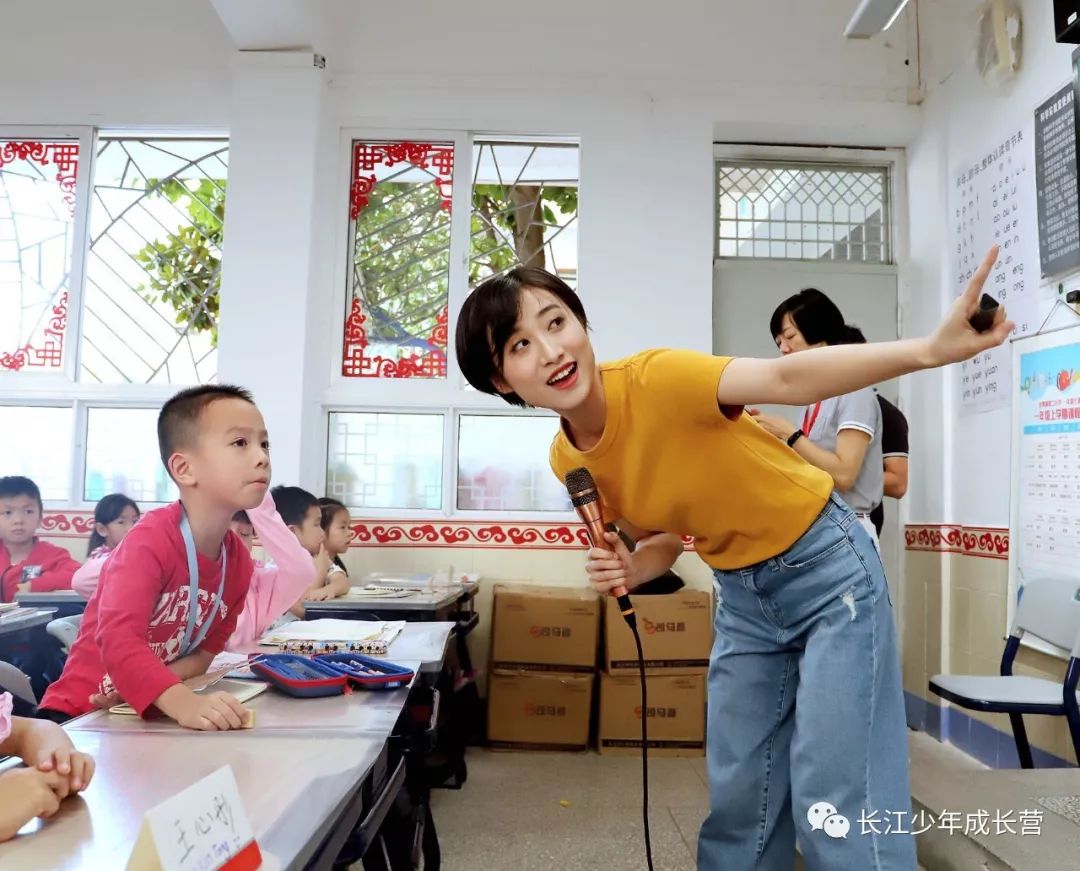 深圳卫视主持人陈茜图片