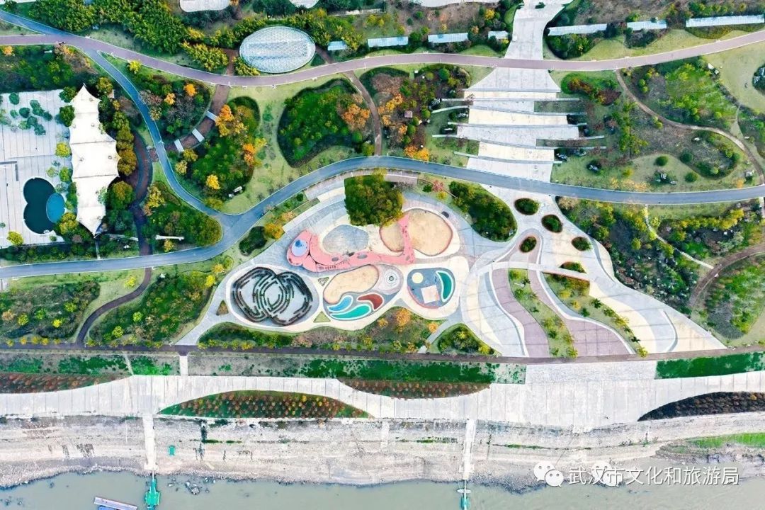 武汉不止三镇,江滩也不是汉口和武昌独有,推荐人少的青山江滩,足够