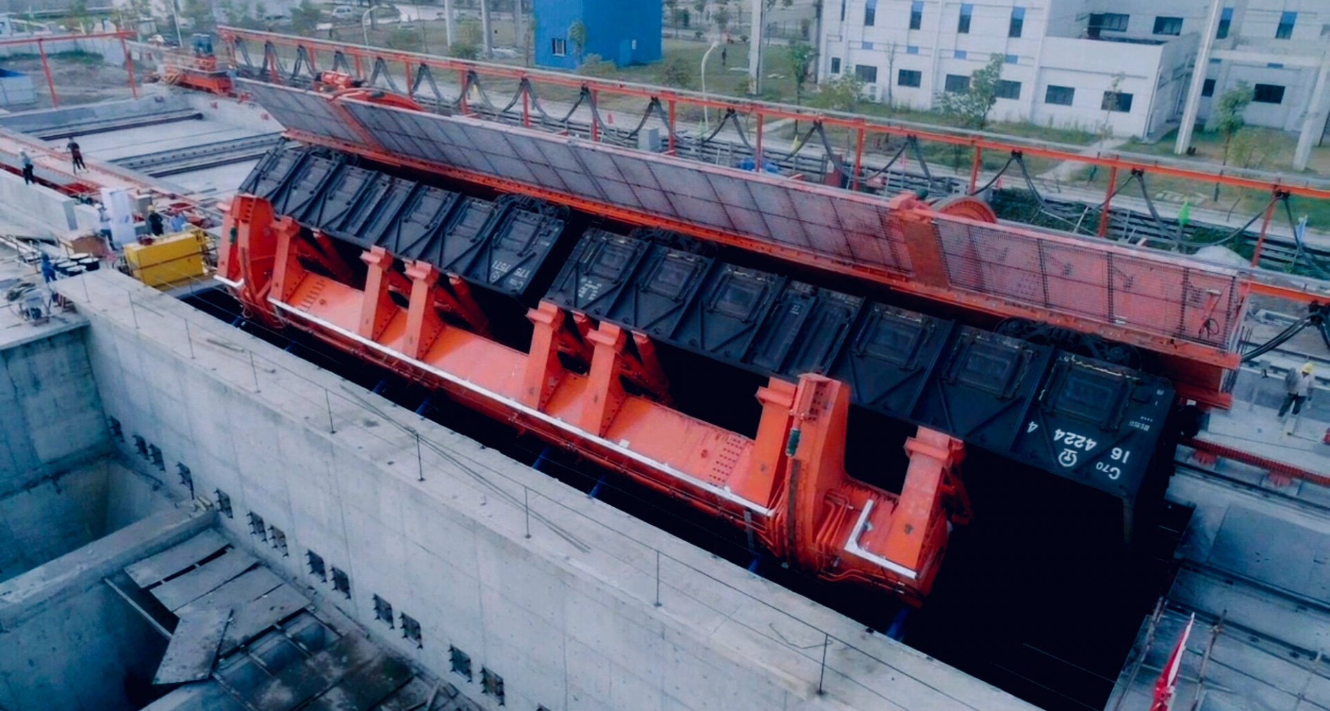 现场直击:浩吉铁路发运的"第一车煤"在湖北接卸