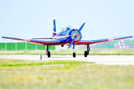 中国队获得空军五项飞行比赛金牌选手不用开飞机只需指挥驾驶员