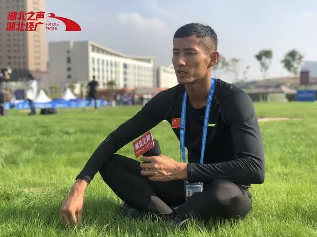 潘玉程在接受采访的时候,听到这样的称号害羞地低下了头,说:"子弹哥的