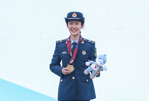 别人的21岁八一跳伞队队员刑雅萍成军运会八冠王