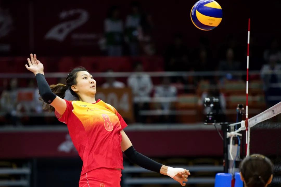 中国队球员袁心玥扣球.中国队球员李盈莹(左一)扣球.