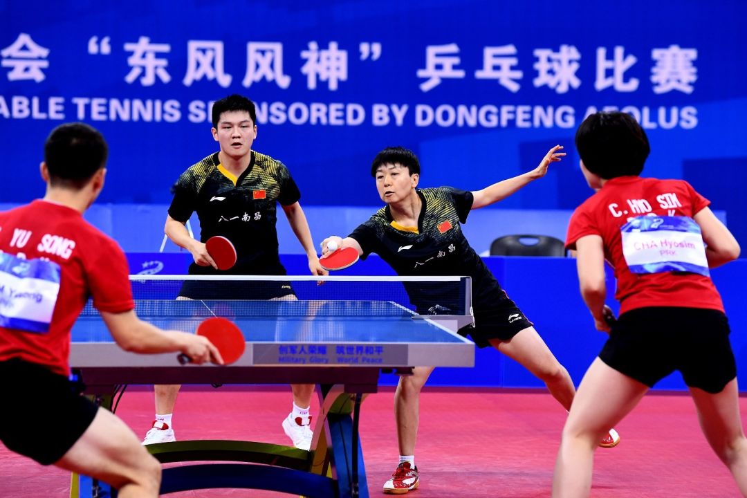 乒乓球混合双打决赛在武汉五环体育中心举行,樊振东/木子,周雨/孙铭阳