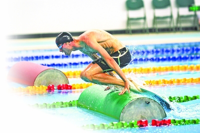 "女大力水手"们在水面上一较高下海军五项实用游泳开赛,运动员要在游
