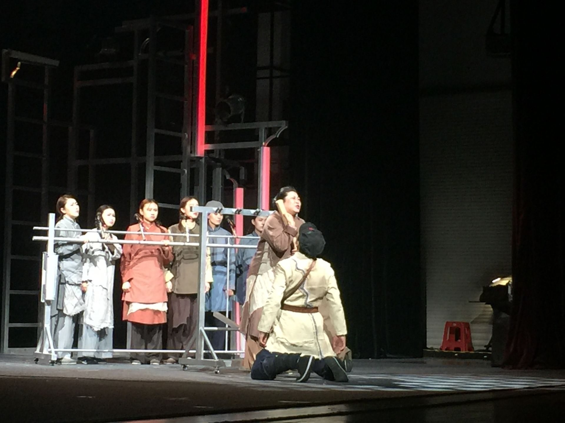 长江人艺大型革命史诗话剧一心向党湖北巡演开启首场演出感动襄阳观众