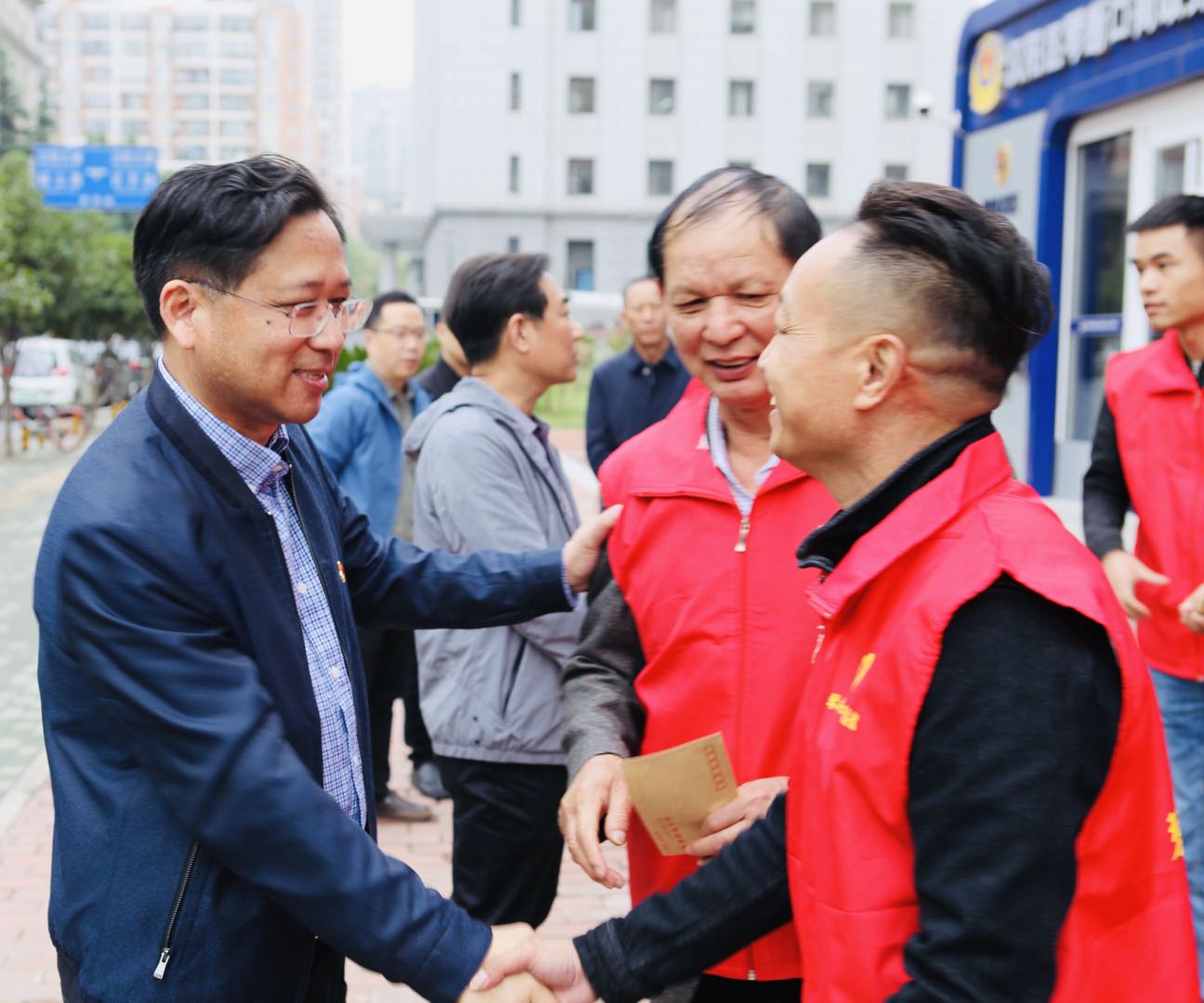 中国好人唐金山带领党员开展下基层送慰问助军运主题服务活动