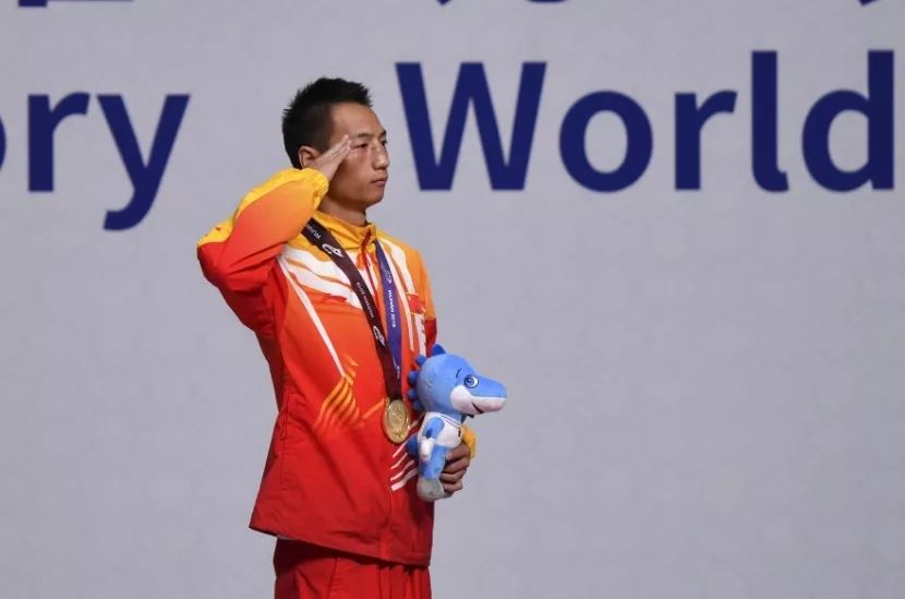 中国选手张果在颁奖仪式上▲中国选手牟海鹏获得拳