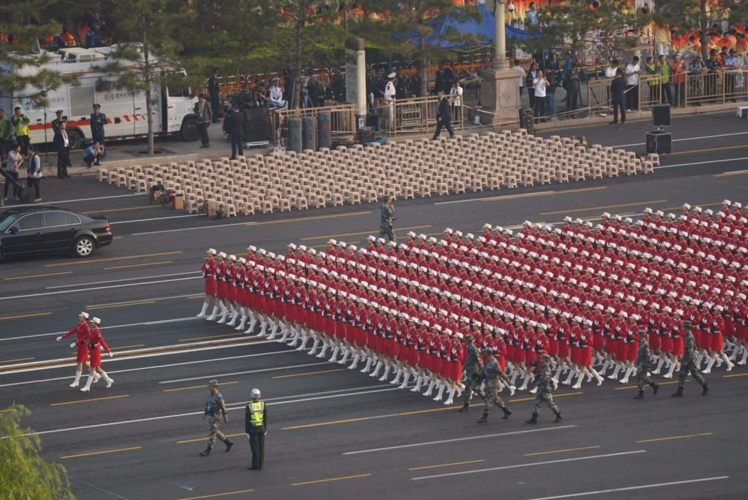 女民兵方隊全新亮相!愛紅裝又愛武裝.(人民日報客戶端 王靖遠攝)