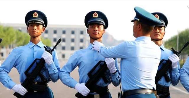 穿著閱兵服的空軍徒步方隊邁著整齊的步伐,意氣風發地越過天安門,接受