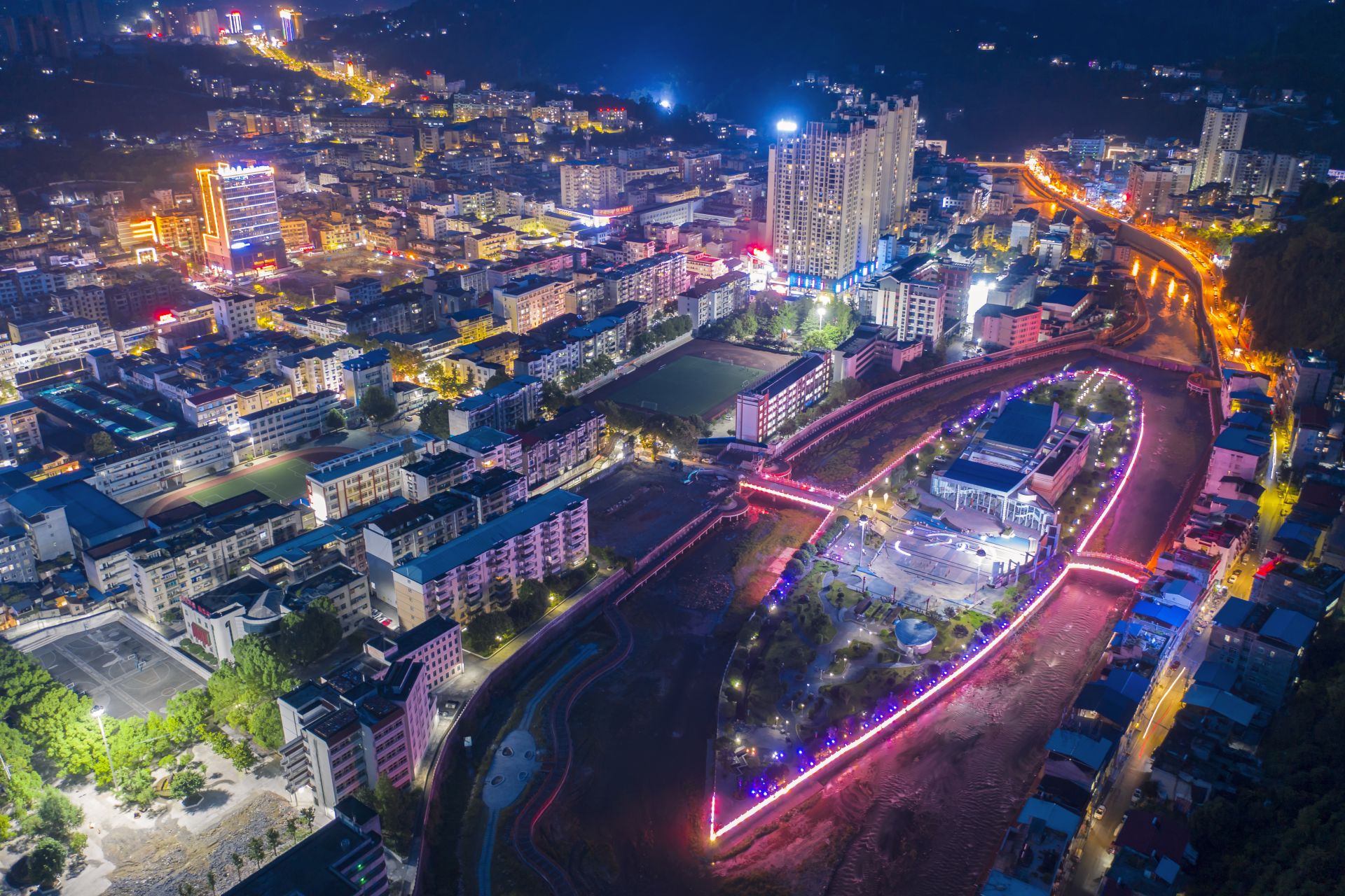 如今的建始县城夜景记者:候康主编:孙跃