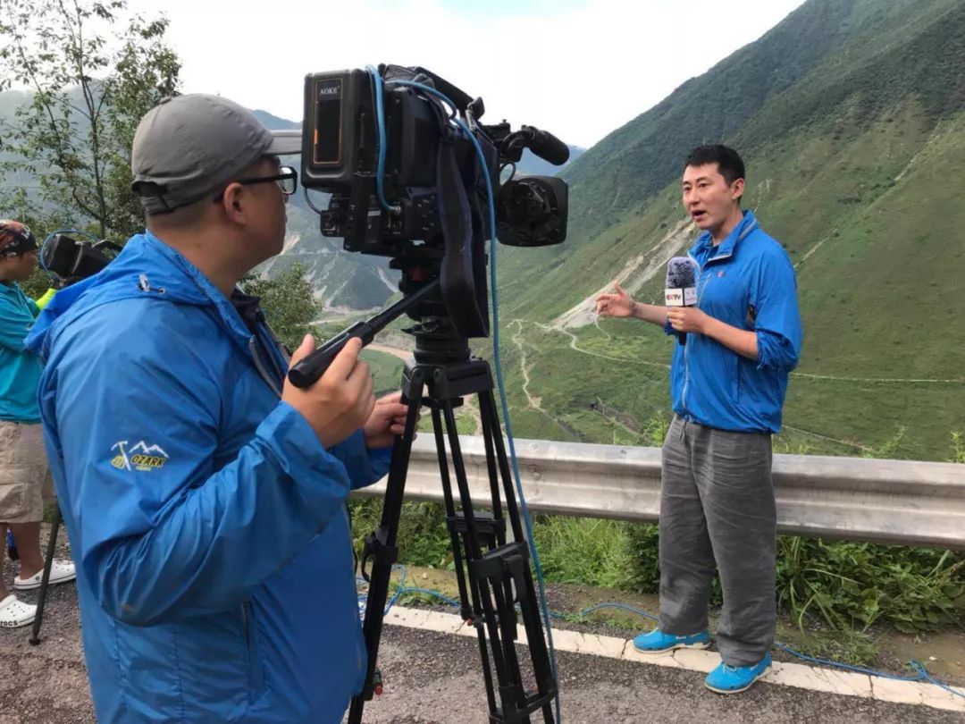 记者是一个记录者,传递者,也是一个最前排视野的观众.