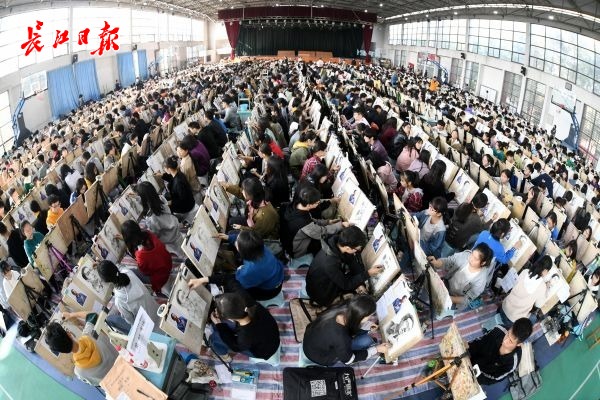 大场面湖北3000余名考生同场作画模拟美术统考