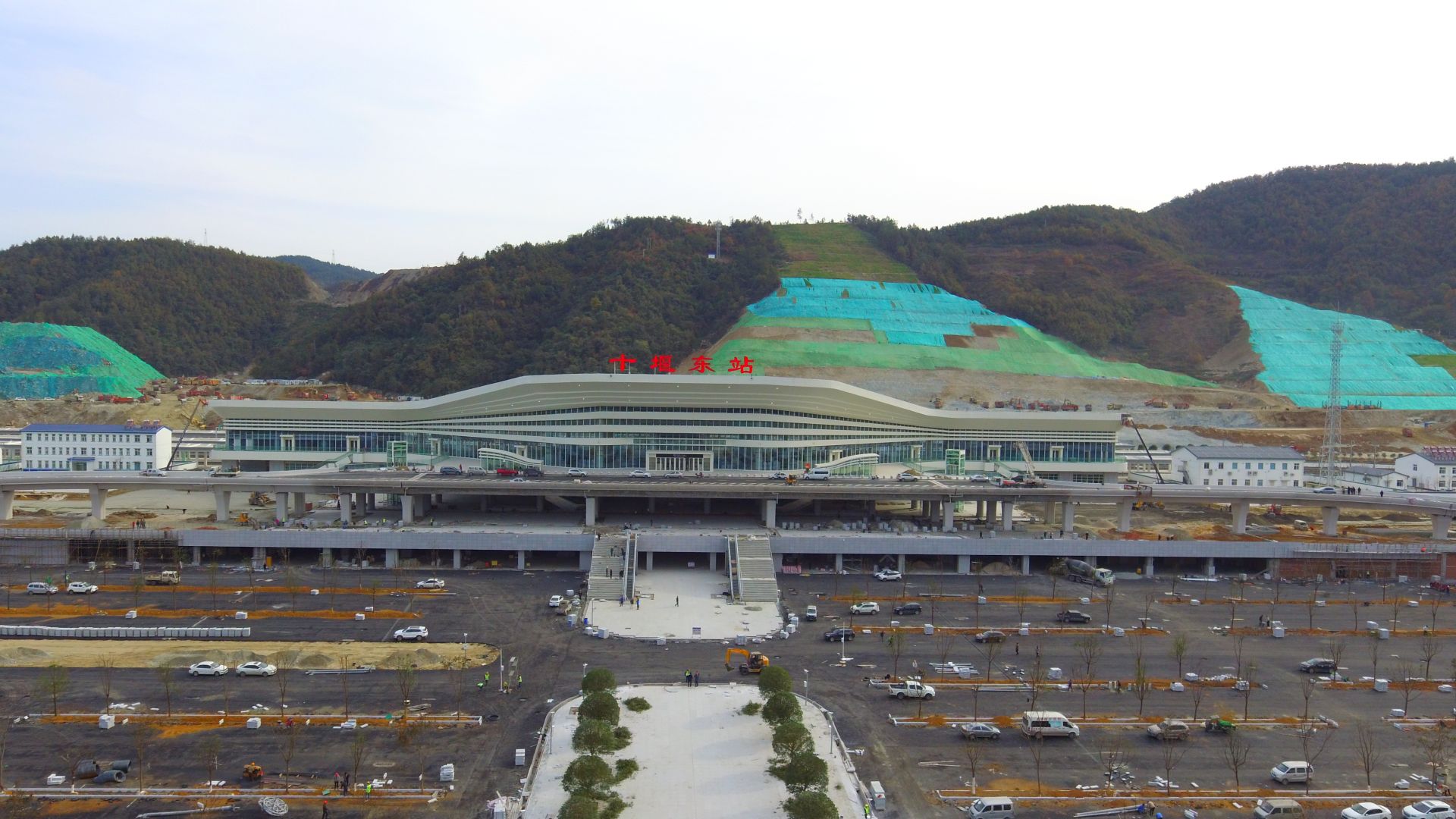 汉十高铁通车在即十堰东站站房进入收尾阶段