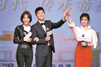 导演吴子牛为希望的大地演员打高分