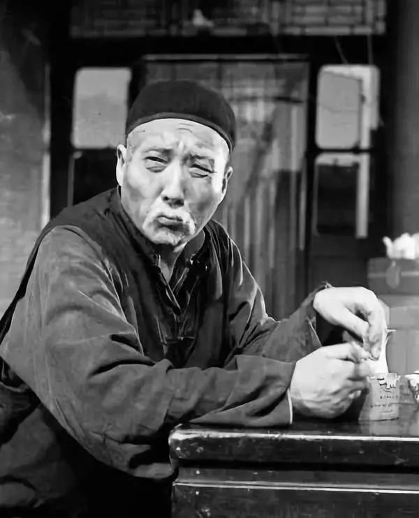 1992年7月16日,于是之最后一次在舞台上出演《茶馆》中的王掌柜.