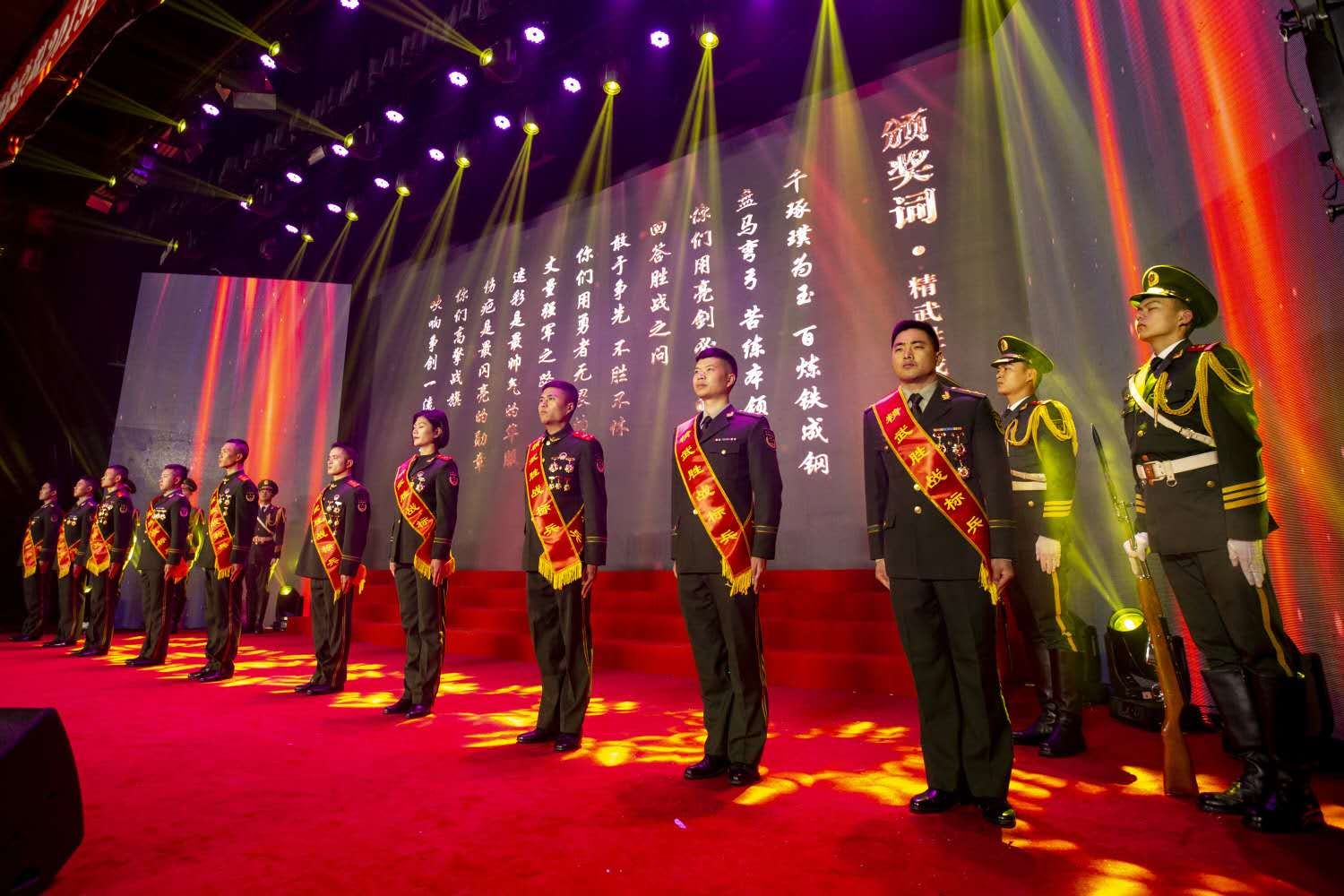 武警湖北总队举行 "践行强军目标标兵"颁奖典礼