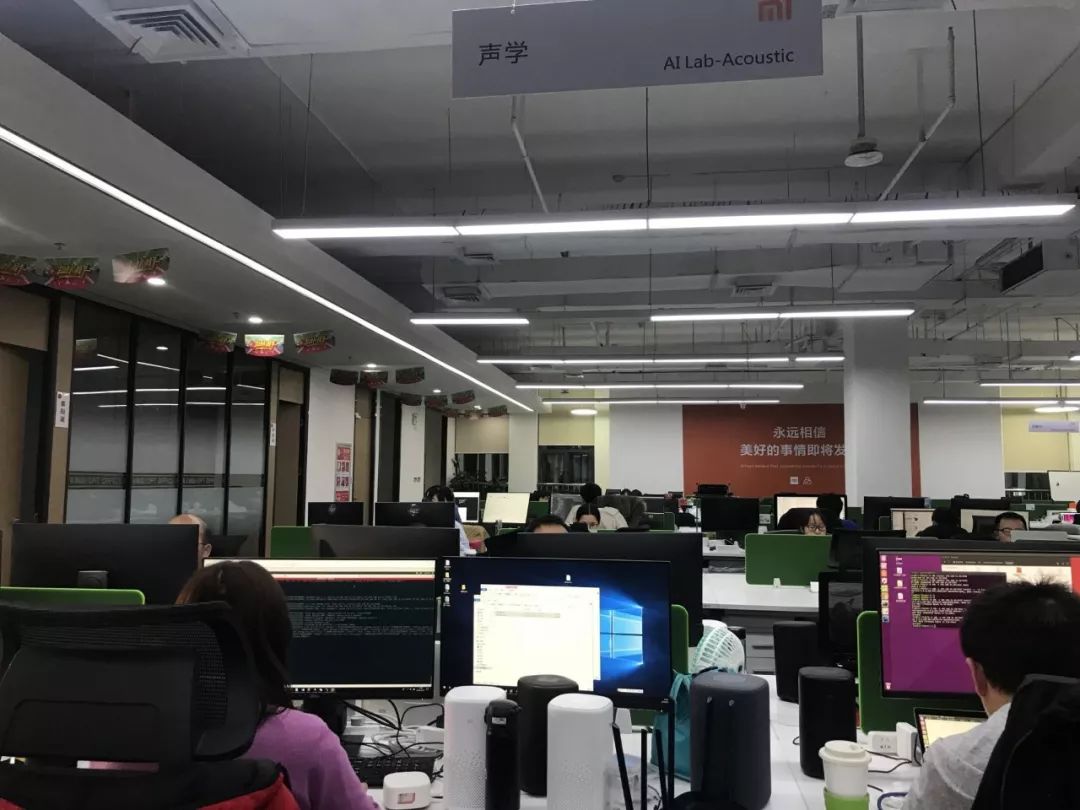 大楼内设有敞开式办公间,视频会议室,人工智能实验室等,总体建筑设计
