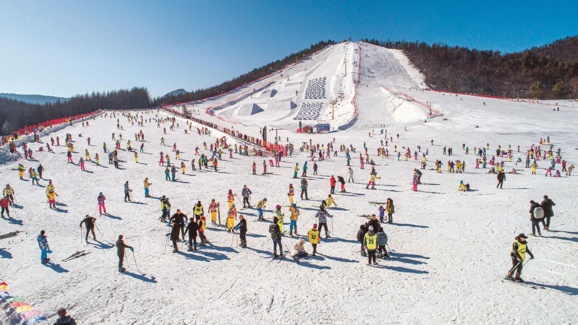 湖北首届冰雪大会在神农架举行冬奥元素催热冰雪经济吸引更多游客走进