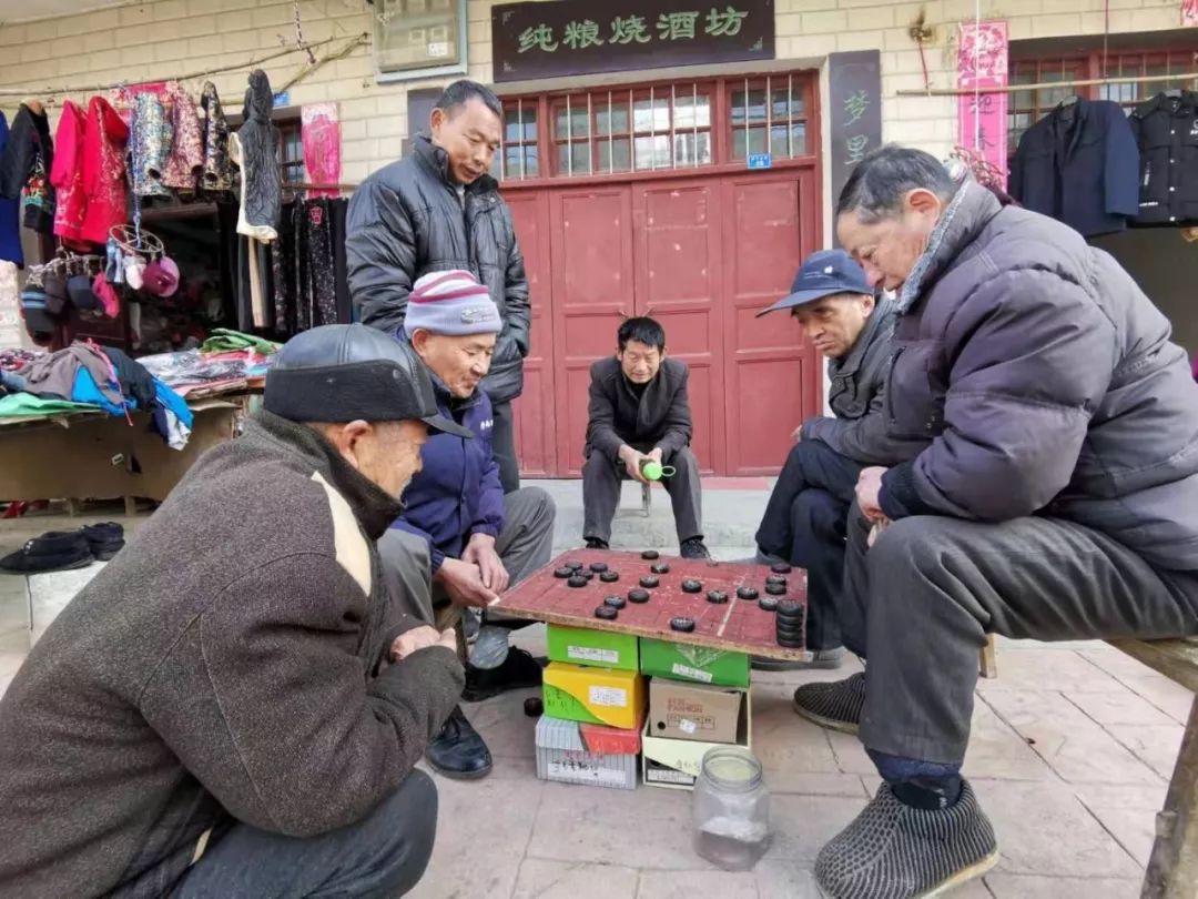 街上曬太陽,休閒的老人↓楊嶺鎮幼兒園↓並提示小朋友不傳謠不信謠