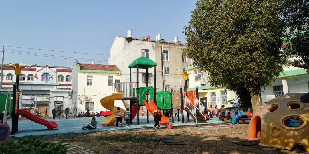 49级震后首日湖北应城学校正常上课老人在街边晒太阳