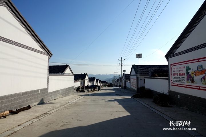 1月4日的保定市涞源县北辛庄村,天气寒冷,前几日下的雪还没化完.
