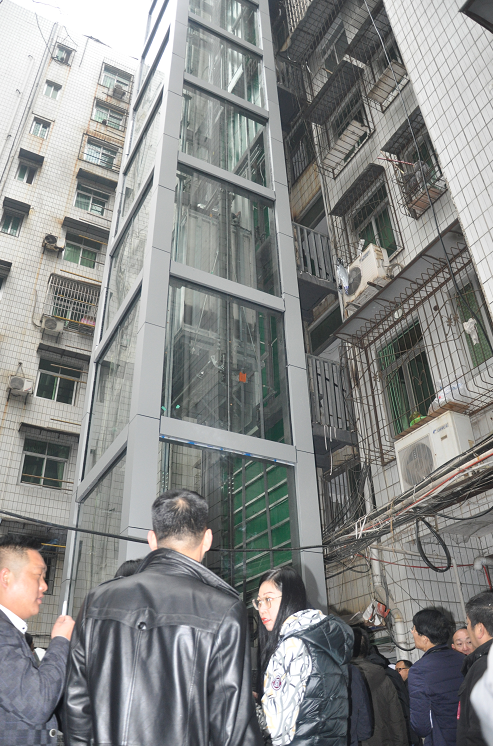 老旧小区装电梯居民出行不再难