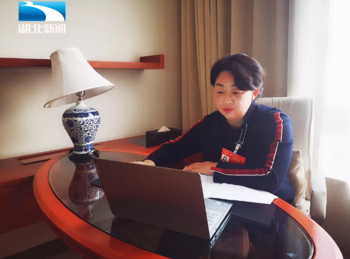 刘秋香代表建议尽快建立未成年人心理健康服务体系