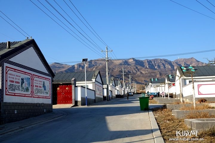 为贫困地区送年货涞源北辛庄村搬进新民居的乡亲们想挂几个红灯笼热