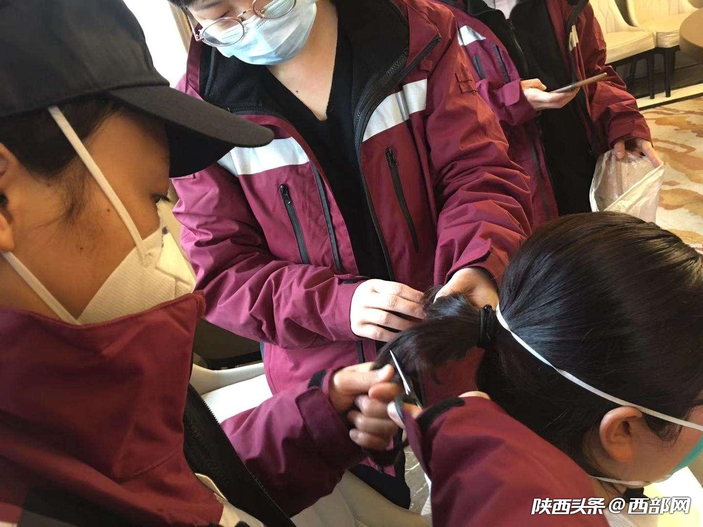 陕西援武汉医疗队多名女队员剪去头发 控制感染从头做起