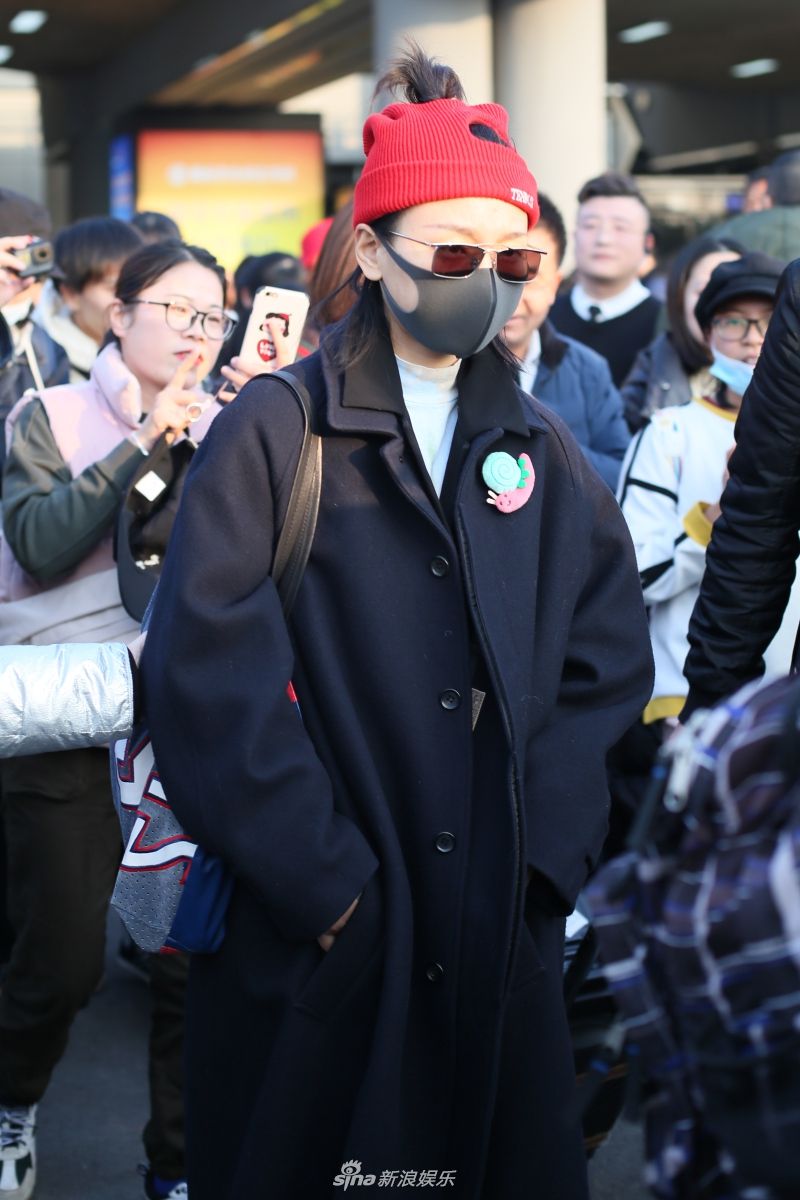 长沙,近日,周笔畅现身长沙黄花机场,黑超遮面的她戴着口罩,头上的小