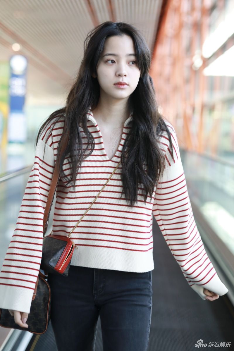 欧阳娜娜粉白条纹衫甜美清新大波浪中分长发走轻熟风