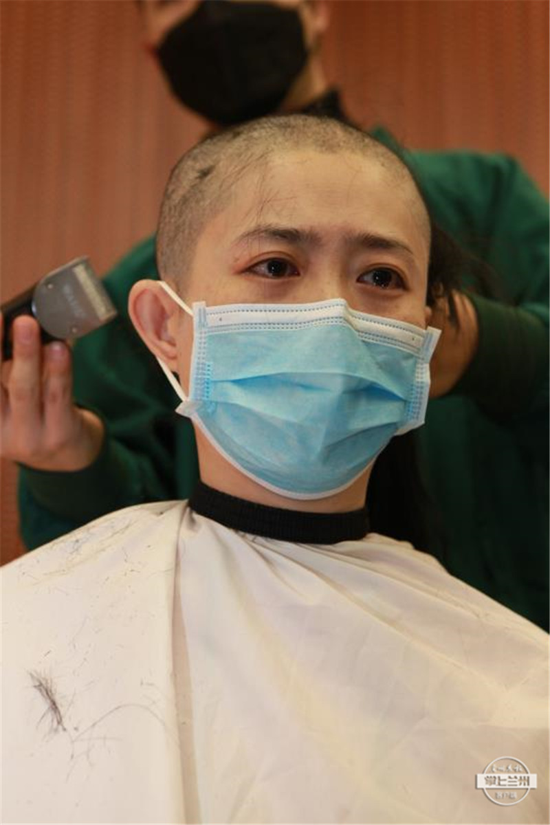 抗疫剪头发的护士图片图片