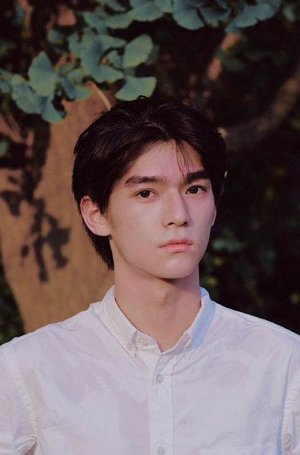 有翡迎复工新人演员张家硕参演