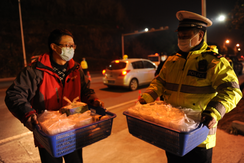 执勤的小溪塔交警中队队长高仁兵介绍,送盒饭的是附近一位餐饮店老板