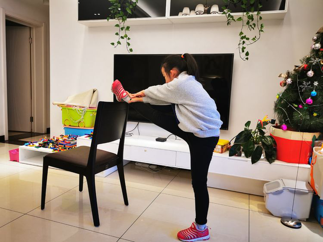 双脚站立式压腿柔韧性练习2一3组/天30一60秒/组4.