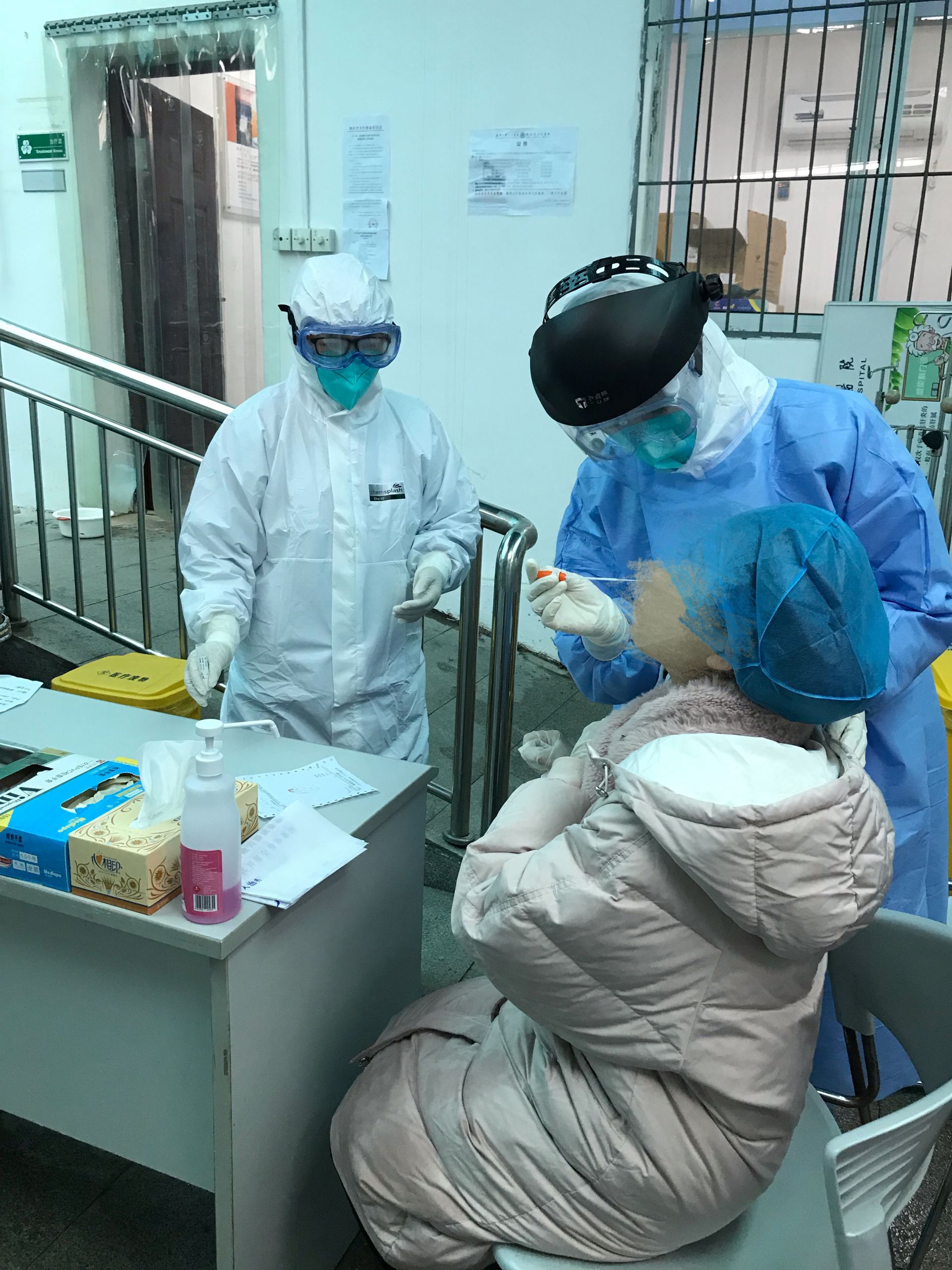 最高峰时,该院发热门诊一天接诊了1100多名患者.