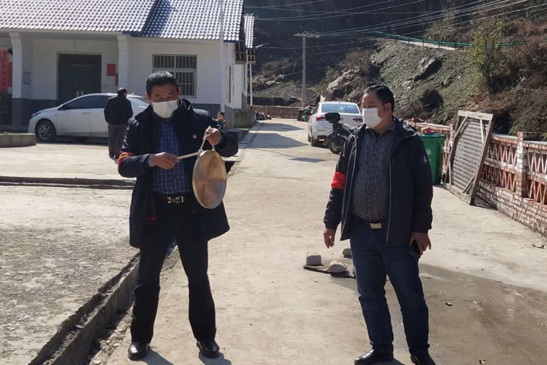 也是派聘在五峰乡双庙村的支部书记