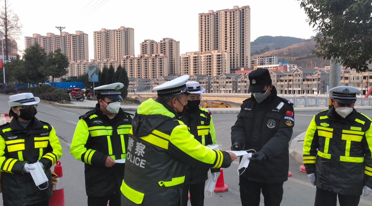 交界的关垭道路封控卡点,竹溪县公安局警务保障室工作人员将一批酒精