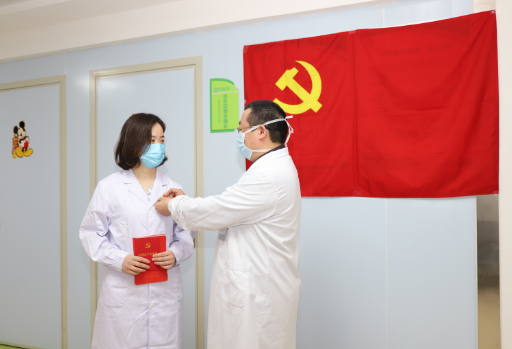 战疫一线她火线入党