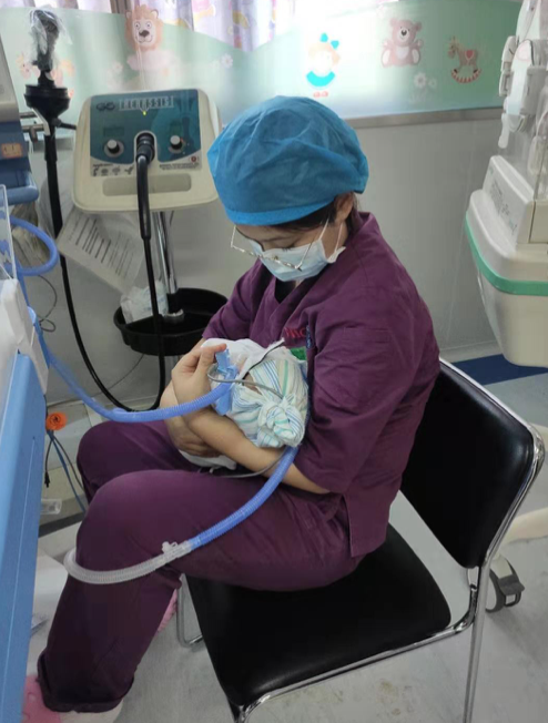 百天早产宝宝要抱抱医护募集爱的摇篮安上暖床