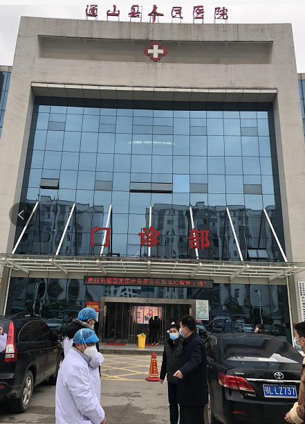 卫健委的物资,各家医院的物资,吃的,用的,防护品,拉了两大车.