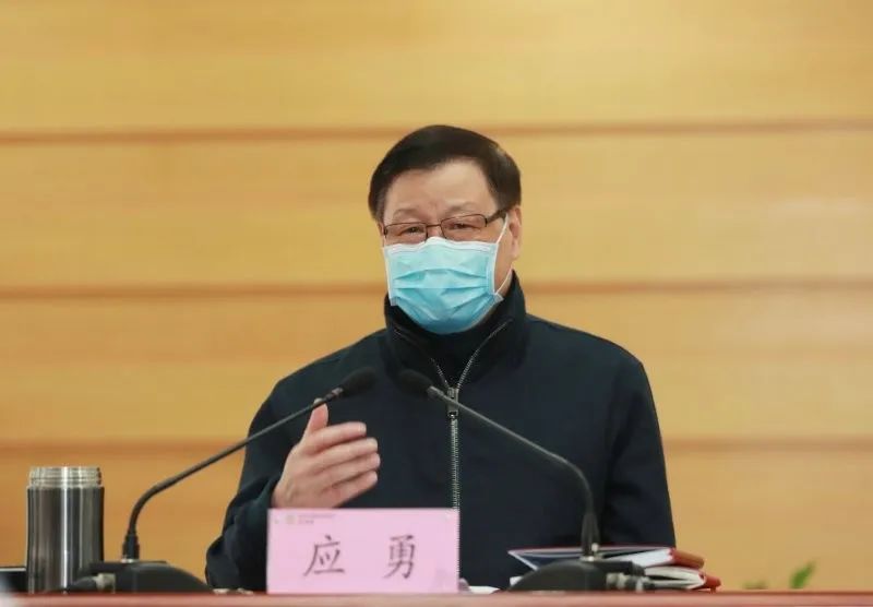 应勇拱手敬英勇湖北感恩兄弟团