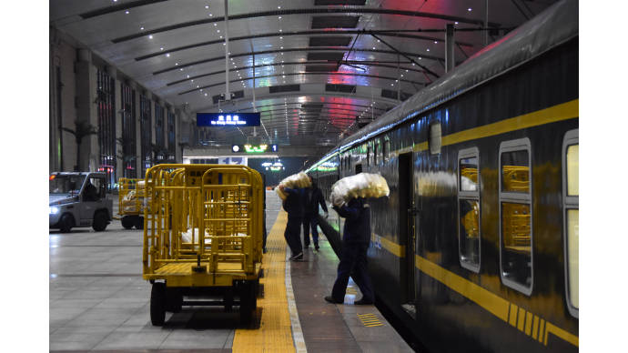 2月2日凌晨4时35分,停靠在站台旁的,是一列从上海南开往重庆北的z256