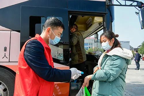 来凤县首批离鄂外出务工人员"点对点"省外返岗复工